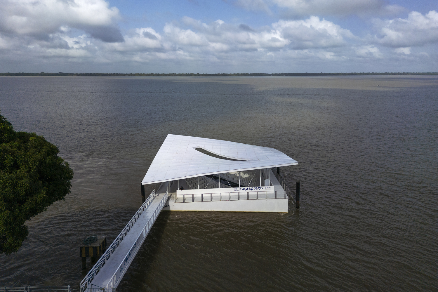aquapraca-floating-plaza-carlo-ratti-associati-plus-howeler-plus-yoon-architecture_1.jpg
